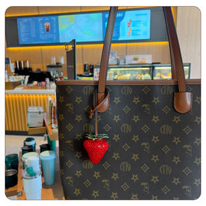 새로운 딸기 가방 매력 3D 수지 귀여운 전화 PU 스트랩 열쇠 고리 액세서리 가방 장식 - Product Image 3