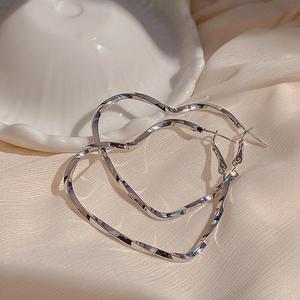 Pendientes de Aro Grandes de Aleación con Forma de Corazón, Estilo Retro Exagerado, Metálicos Minimalistas, para Mujer, de Moda, Plateados y Chapados en Oro de 14K, Joyería de Moda, Regalo - Product Image 4