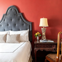 Ensemble de meubles traditionnels pour chambre d'hôtel et appartement : Tête de lit sculptée en contreplaqué, armoire, bureau, fauteuil – Projet FF&E pour chambre d'hôtes