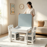 En stock : Table et chaises d'activités pour enfants 3-en-1 en bois avec tiroirs mobiles et tableau noir