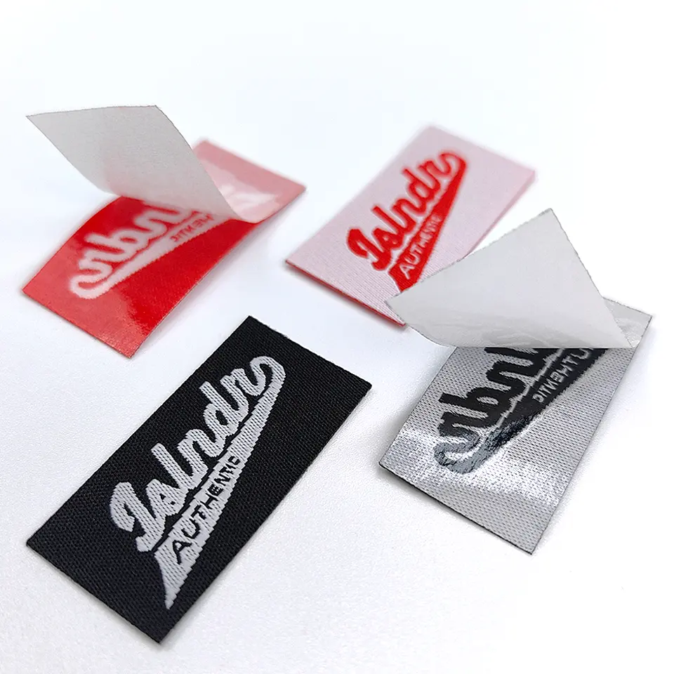 Luxus Custom Woven Satin Label mit eigenem LOGO Heat Press Bügeleisen auf Kleidungs stück Preis/Größe Wasch bares Pflege etikett für T-Shirts