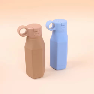 Botella de agua personalizada de silicona platino, portátil, irrompible, de color sólido vibrante, hermética y antiderrames, con logo, para deporte y viajes. - Product Image 1