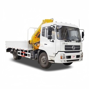 Grue montée sur camion Dongfeng 4x2 avec flèche articulée de 5 tonnes pour la manutention de matériaux, fabriquée en Chine - Product Image 1