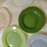 Koreanisches Tafelgeschirr mit individuellem Logo: Milchglas-Teller, passende Kaffee- und Kuchenteller, Opal-Jade-Glasteller und -Schalen