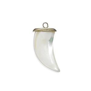 A granel tallada cuerno <span class=keywords><strong>cara</strong></span> <span class=keywords><strong>de</strong></span> luna <span class=keywords><strong>de</strong></span> pescado blanco Natural madre <span class=keywords><strong>de</strong></span> perla Shell encanto colgante encantos para collar <span class=keywords><strong>de</strong></span> la joyería haciendo - Product Image 1