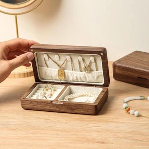 Boîte à bijoux en bois élégante pour femme, coffret de voyage et cadeau pour demoiselles d'honneur, boîte de rangement en bois de noyer, cadeau pour elle - Product Image 4