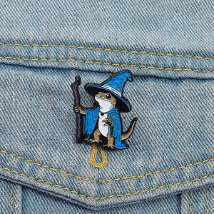 Hagedis Tovenaar Email Pin Schattig Reptiel Met Toverstaf Broche Dier Badge Sieraden Cadeau Voor Vrienden Groothandel - Product Image 1