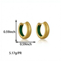 Petites boucles d'oreilles créoles Huggie en acier inoxydable texturé doré, avec émail vert émeraude intérieur et fermoir à clic bicolore