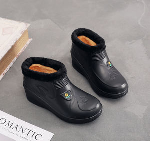 รองเท้าบูทกันน้ำสำหรับฤดูหนาว น้ำหนักเบาพิเศษ รองเท้าบูทหุ้มข้อสำหรับหิมะ พื้นรองเท้าหนา EVA บุขนกำมะหยี่ รองเท้าบูทกันฝน รองเท้าสำหรับใส่ในสวน - Product Image 4