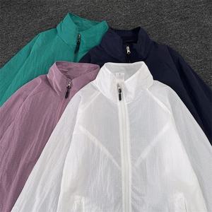 Chaqueta Blanca de Protección Solar con Cierre Completo y Cuello Alto, Color Sólido, Anti-UV, Corte Regular, Unisex para Adultos, 100% Poliéster - Product Image 5