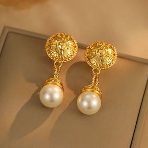 Boucles d'oreilles à clous en forme de perle en relief de style mi-ancien pour femmes, or classique, mode élégante, tempérament, avec zircon principal - Product Image 3