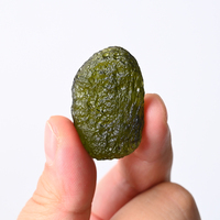 Minéral naturel de spécimen de pierre brute de pierre de moldavite de météorite verte pour la guérison
