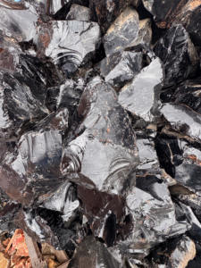 หินออบซิเดียนสีดำหยาบพร้อมรูปทรงผสมจากธรรมชาติ - Product Image 3