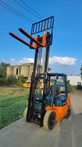 Gebrauchter 2,5-Tonnen-Dieselstapler FD25 mit Zweistufigem Mast und Allradantrieb, Vollgummireifen für den Baustelleneinsatz im Angebot - Product Image 3