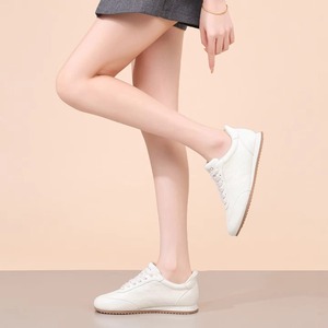 Sneakers décontractées pour femmes de haute qualité, chaussures de course classiques personnalisées, chaussures à enfiler antidérapantes avec semelle intérieure en peau de porc - Product Image 1