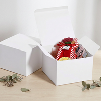 Handgefertigte Quadratische Geschenkbox mit Deckel und Griff aus Kraftpapier 15x15x10cm Brautjungfern-Antragsbox Süßigkeiten-Schokoladen-Box