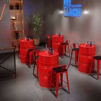 Bar de style industriel, tabourets et chaises hauts, salon de thé, bar tranquille, espace lounge, fût d'huile, table et chaises rouges créatives