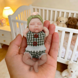 Muñeca de Silicona en Miniatura de Cuerpo Completo de 6 Pulgadas, Muñeca Realista de Recién Nacido con Ojos Cerrados, Parece una Bebé de Verdad con Ropa - Product Image 2