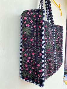 กระเป๋าผ้าฝ้ายพิมพ์ลายบล็อกสีดำ สไตล์โบฮีเมียนสำหรับฤดูร้อน เหมาะสำหรับผู้หญิง ใช้สำหรับเดินทาง ไปเที่ยวชายหาด ช้อปปิ้ง ของขวัญ และสะพายไหล่ - Product Image 4