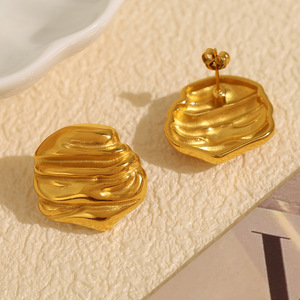 ต่างหูสตั๊ดเหล็กไทเทเนียมสไตล์ฝรั่งเศสย้อนยุค ดีไซน์พับแบบไม่สม่ำเสมอสีทอง สำหรับสวมใส่ทุกวัน - Product Image 2