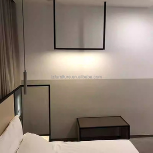 Ensembles de meubles de chambre d'hôtel économiques : cadre de lit moderne en bois avec tête de lit, chaise de bureau et tables de chevet pour hôtels 3 étoiles - Product Image 4
