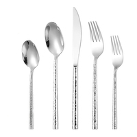 Ensemble de couverts de luxe en acier inoxydable 304 avec manche martelé, couteau, fourchette et cuillère dorés et argentés, idéal pour les banquets et les cadeaux