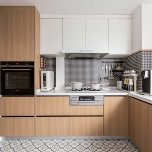 Armoire de cuisine en bois massif en forme de L sur mesure avec plan de travail en pierre de quartz, panneau de porte en acrylique laqué, robinet, charnière - Product Image 4