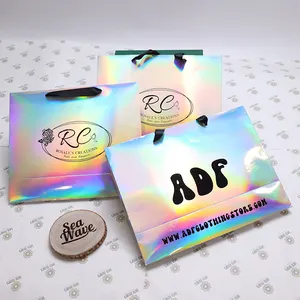 Moda personalizada Logotipo Brilhante Papelão Pequeno Saco De Papel Presente Laser Cor Holográfica Triângulo Especial Sacos para Boutique