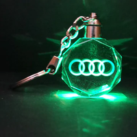Gantungan kunci Logo mobil kristal dapat disesuaikan ornamen kaca elegan lampu LED untuk produk kerajinan kristal desain ukiran mobil