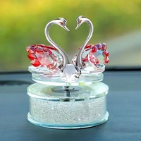 Siège solaire rotatif créatif Aromathérapie Décoration de voiture Ornements et cadeaux Cristal Couple Cygne Parfum de voiture