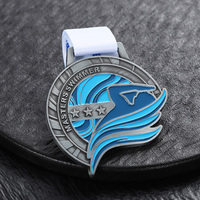 Médailles de créateur plaquées argent antique, médaille de natation découpée, logo émaillé, lettre personnalisée, médaille sportive en métal sur mesure