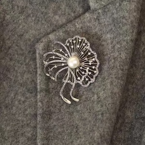 Broche méduse en zircon creux haut de gamme française, perle d'eau douce, fleur, décoration de poitrine, épingles élégantes pour vêtements - Product Image 5