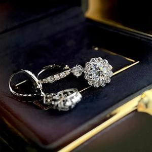 Orecchini Monsieur A in Oro Bianco con Diamanti Taglio Brillante Rotondo Colore D Naturali Certificati GIA Gioielli Classici da Donna per Matrimonio - Product Image 4