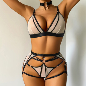 Ensemble de lingerie sexy pour femme en maille fine contrastante, soutien-gorge <span class=keywords><strong>triangle</strong></span> sans armatures, <span class=keywords><strong>porte</strong></span>-jarretelles, string ajouré à bandes, collier ras-du-cou à anneau métallique - Product Image 4