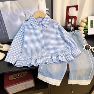 Set Dolce 2 Pezzi per Bambina 2026: Camicetta a Maniche Lunghe Blu a Quadri con Volant + Jeans con Pizzo 3-7 Anni - Product Image 2