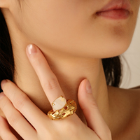 Bague en or martelé irrégulière et creuse avec pierre ovale naturelle, ajustable, style vintage, bijou artisanal pour femme, vente en gros