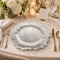 Assiette de présentation élégante en plastique de 13 pouces avec surface gaufrée et bord ondulé pour la décoration de mariages, banquets et fêtes