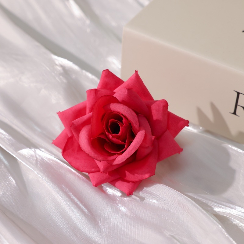 Tête de rose rouge