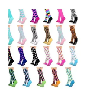 Chaussettes de compression colorées unies à hauteur de genou en nylon pour enseignante, médecin, bureau, infirmière, 15-20 Mmhg, pour femmes, logo personnalisé