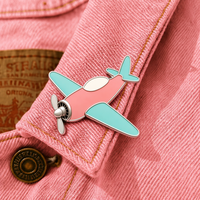 Broches en métal rose en gros de Chine, épingles personnalisées pour femmes, broches de voyage en émail dur en forme d'avion, de phare et de dessin animé