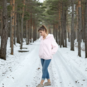 Giacca Invernale da Donna Personalizzata Taglie Forti 2026 in Pelliccia Sintetica Caldo Cappotto con Cappuccio Prezzo di Fabbrica da Shenzhen Lily Cheng - Product Image 4