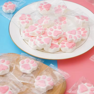 Bonbons fruités en forme de griffes de chat rose, doux et moelleux, emballés individuellement, pour cadeau de fête, en sachet. - Product Image 1