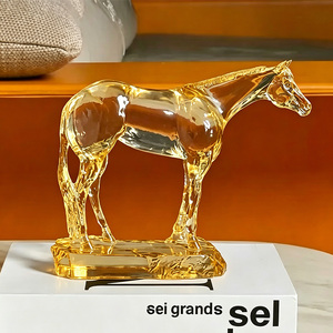 Statuetta di Cavallo Personalizzata, Modello Decorativo per Interni, Artigianato da Tavolo, Scultura in Resina Trasparente Modellata a Mano, Oggetto da Collezione - Product Image 5