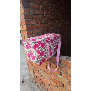 Bolsa de Viaje Acolchada de Algodón Hecha a Mano con Estampado Tradicional, Elegante, Ligera, Duradera y Espaciosa - Product Image 3