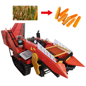 Moissonneuse-batteuse de maïs rouge sur chenilles avec lame de coupe et bande transporteuse pour la récolte du maïs - Product Image 6
