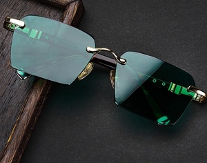 Lunettes de soleil rectangulaires haut de gamme pour hommes, sans monture, en pierre brute, avec verres dorés transparents et dégradés en nylon - Product Image 2