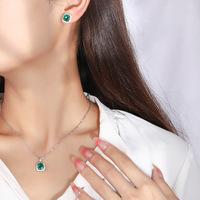 Conjunto de Collar y Aretes de Latón Plateado con Esmeralda Simulada, Engaste Completo con Circonitas Cúbicas, Forma Cuadrada Redondeada para Boda o Fiesta