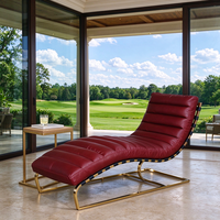 Chaise longue en cuir rouge de style mid-century avec structure en acier inoxydable doré pour salon et chambre à coucher