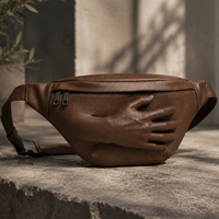 Sac banane ajustable en cuir grainé noir avec design sculptural, pochette de ceinture streetwear pour essentiels de voyage
