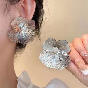 Boucles <span class=keywords><strong>d</strong></span>'Oreilles Clou Mode Perles Personnalisées Polyvalentes, Fleur en Métal avec Tige en <span class=keywords><strong>Argent</strong></span>, Vente en Gros - Product Image 2